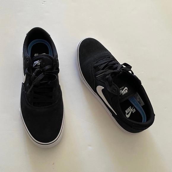 Black Lace-Up Nike Unisex Sneakers - Picture 7 of 11